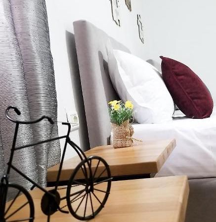 Spacious And Cozy Apartment - Ajia Apartment Тирана Экстерьер фото